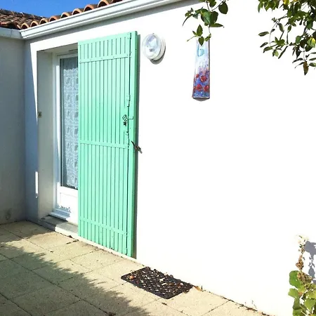 Casa de Férias Maison De 3 Chambres Avec Piscine Partagee Et Jardin Clos A Le Chateau D'Oleron A 8 Km De La Plage *