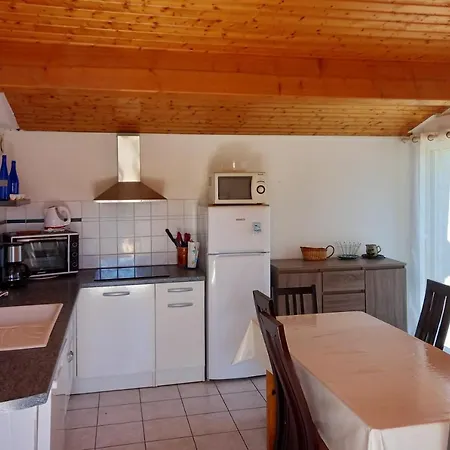 Casa de Férias Maison De 3 Chambres Avec Piscine Partagee Et Jardin Clos A Le Chateau D'Oleron A 8 Km De La Plage Le Château-dʼOléron