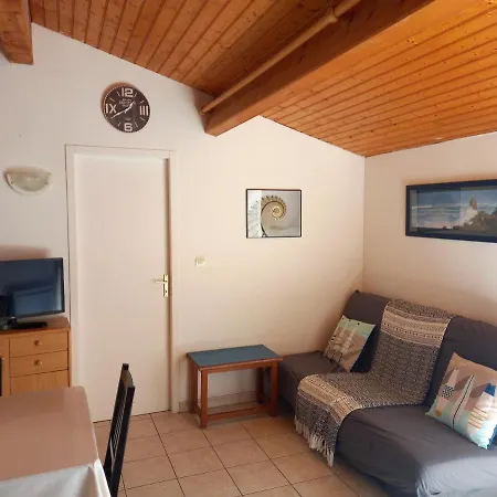 Maison De 3 Chambres Avec Piscine Partagee Et Jardin Clos A Le Chateau D'Oleron A 8 Km De La Plage Casa de Férias
