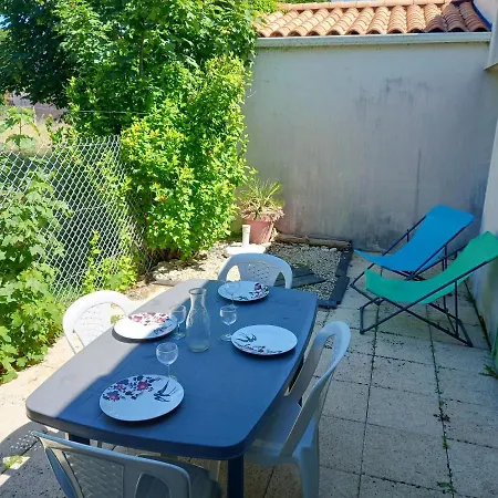 Casa de Férias Maison De 3 Chambres Avec Piscine Partagee Et Jardin Clos A Le Chateau D'Oleron A 8 Km De La Plage Le Château-dʼOléron